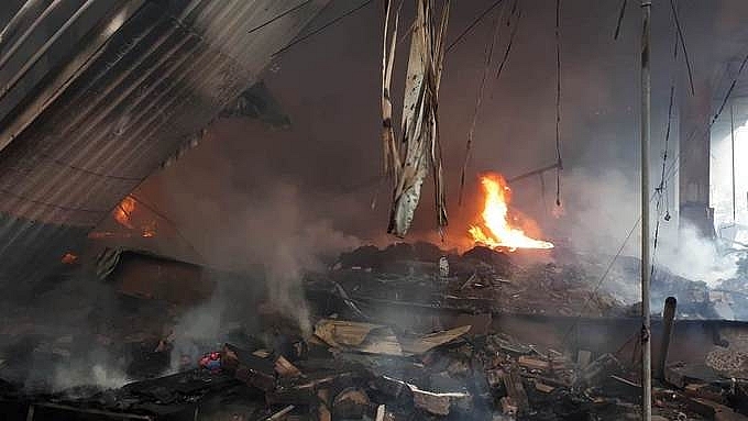 dozens-of-stalls-in-hanoi-market-were-burned-down.jpg