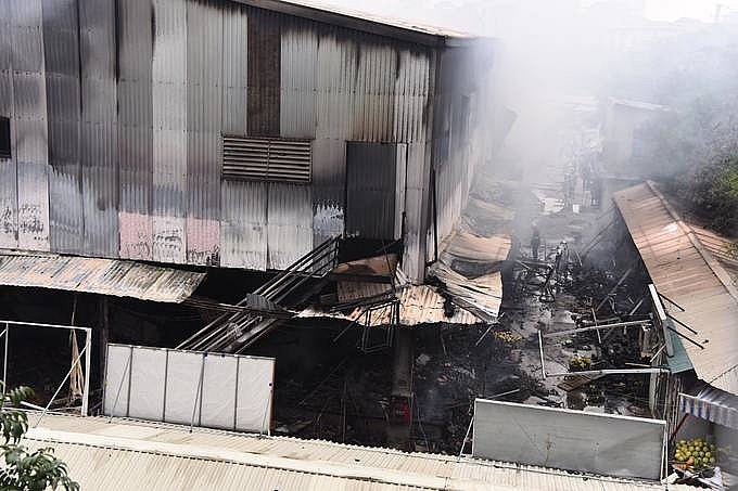 dozens-of-stalls-in-hanoi-market-were-burned-down_10.jpg