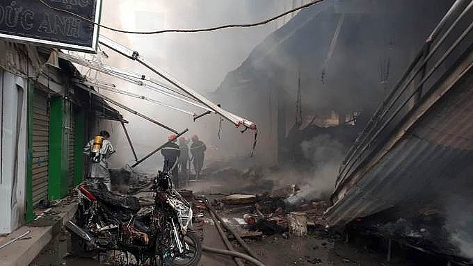 dozens-of-stalls-in-hanoi-market-were-burned-down_6.jpg