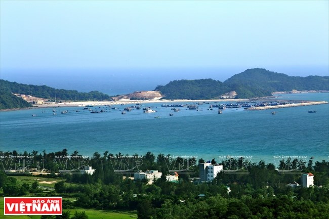 vna_Panoramic_view_of_the_fishing_village_and_the_logistics_area_on_Co_To_Island_3.jpg