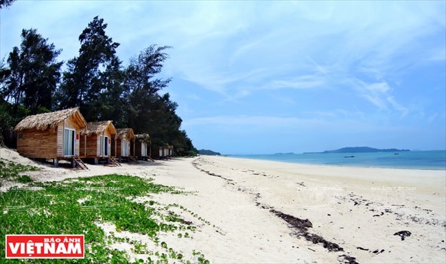 vna_Small_wooden_houses_on_Hoang_Van_beach_2.JPG