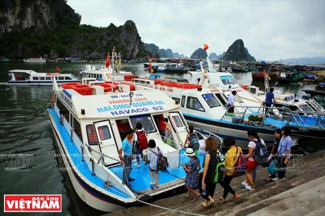 vna_Highspeed_boats_are_used_to_travel_to_and_from_the_island.JPG