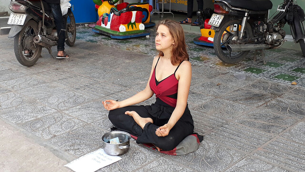 meditate-beggar-beg-packer-foreigner-phu-quoc-1502248881.jpg