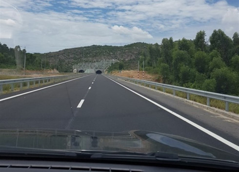 expressway_in_Vietnam__VNA_VTEE.jpg