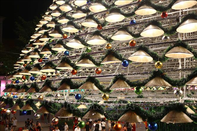 vna_potal_dong_nai’s_unique_christmas_tree_of_3800_conical_hats__stand (3).jpg