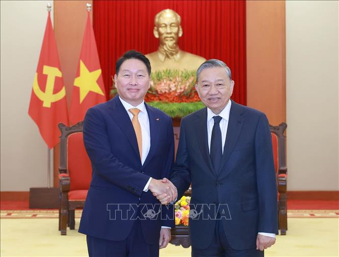 vna_potal_party_leader_receives_sk_group_chairman_stand.jpg