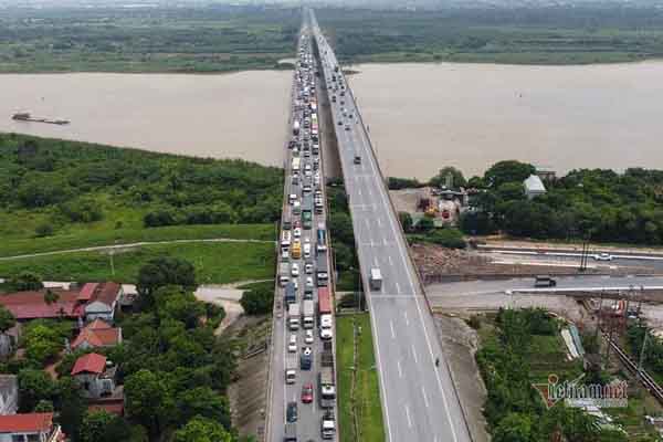 hang-tram-xe-noi-duoi-quay-dau-cau-phu-dong-tac-dai-nhieu-km-3.jpg