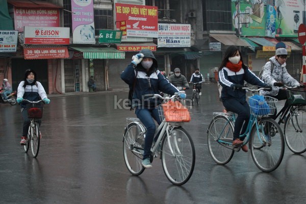 ha-noi-hoc-sinh-di-hoc-duoi-troi-ret-cam-cam (2).JPG