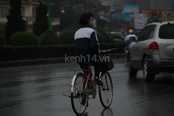 ha-noi-hoc-sinh-di-hoc-duoi-troi-ret-cam-cam.JPG