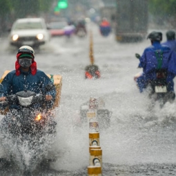 호찌민시: 폭우로 도로 침수..., 교통 정체 심각