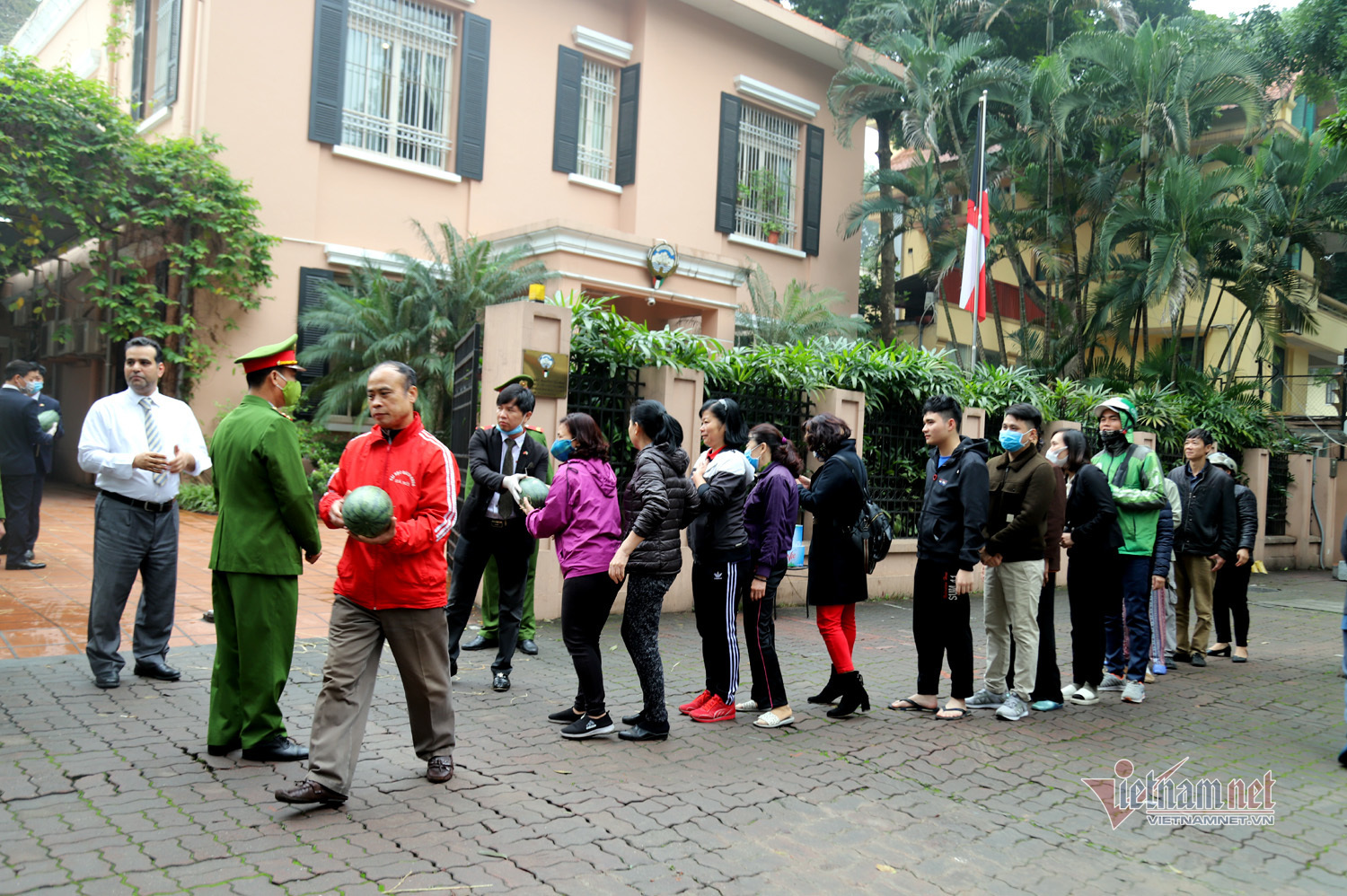 tram-nguoi-rong-ran-nhan-mien-phi-6-tan-dua-hau-giai-cuu-mua-dich-corona-1.jpg