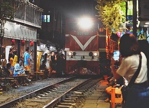 hanoi-urged-to-shut-down-cafe-shops-along-railway-tracks.jpg