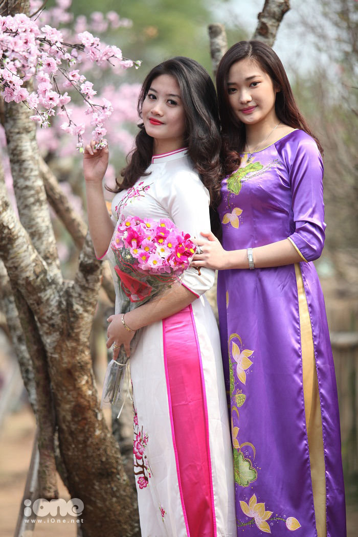 봄을 알리는 소리 베트남 전통의상 입고 꽃과 함께 유행통신 베트남 정보는 비나타임즈